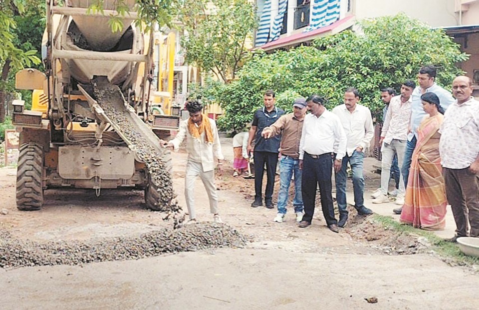 महापौर ने किया सीसी सडक़ निर्माण का निरीक्षण