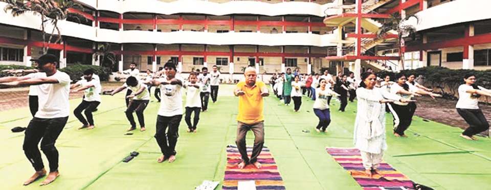 भारती विश्वविद्यालय में योगाभ्यास