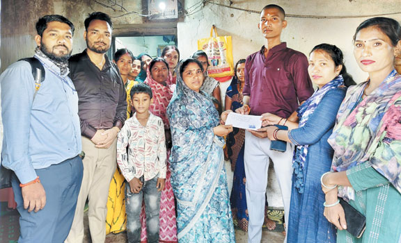 आराधना फाउंडेशन ने  दिवंगत सदस्य के परिजन को दी सहायता राशि