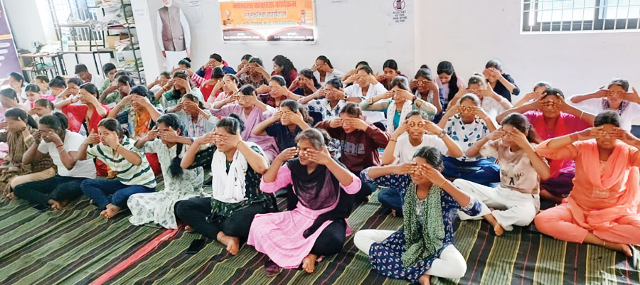 जन शिक्षण संस्थान में योगाभ्यास