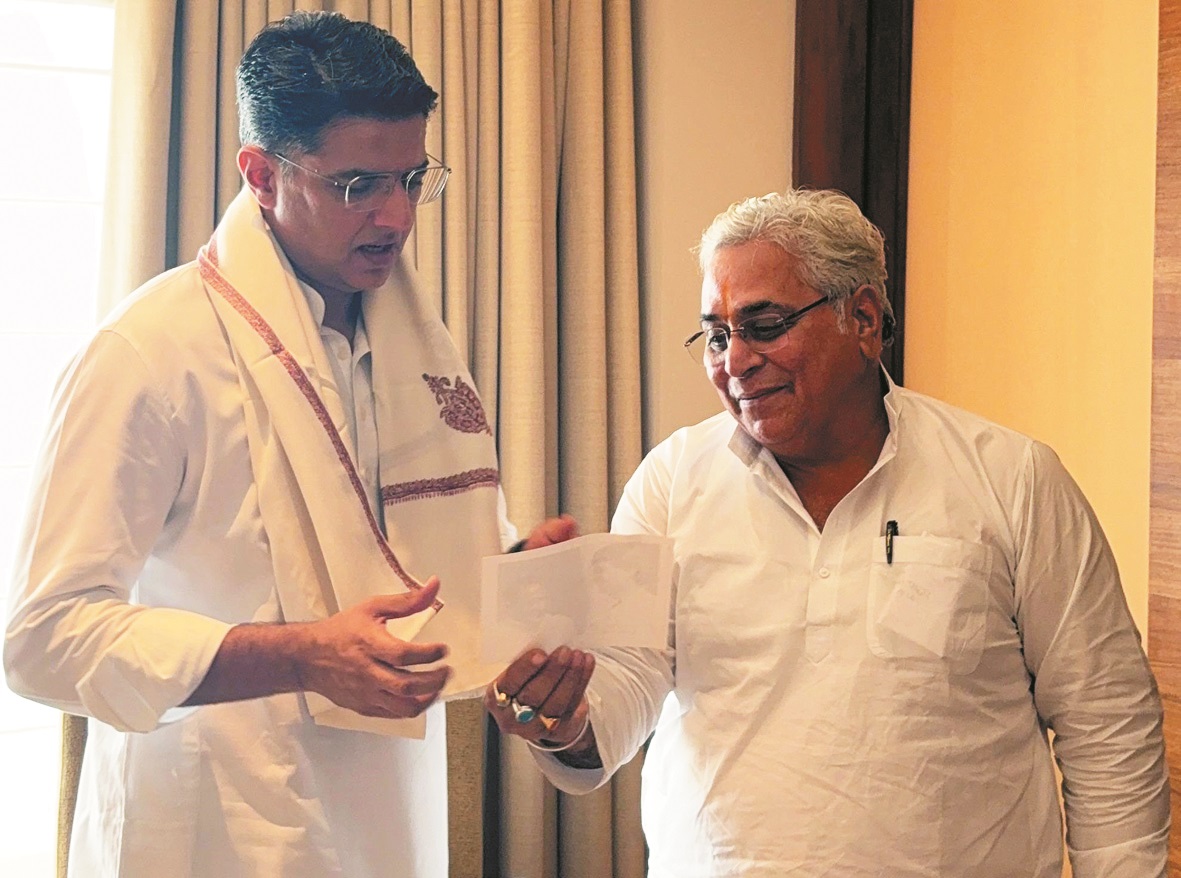 रायपुर में वोरा-पायलट की मुलाकात, कांग्रेस को मजबूत करने पर मंथन