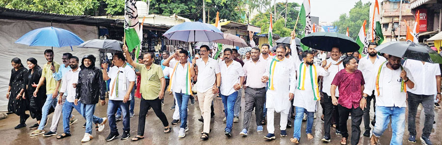 युक्तियुक्तकरण के विरोध में बारिश में भीगते कांग्रेसी डीईओ दफ्तर घेराव करने निकले झूमाझटकी भी, सौंपा ज्ञापन