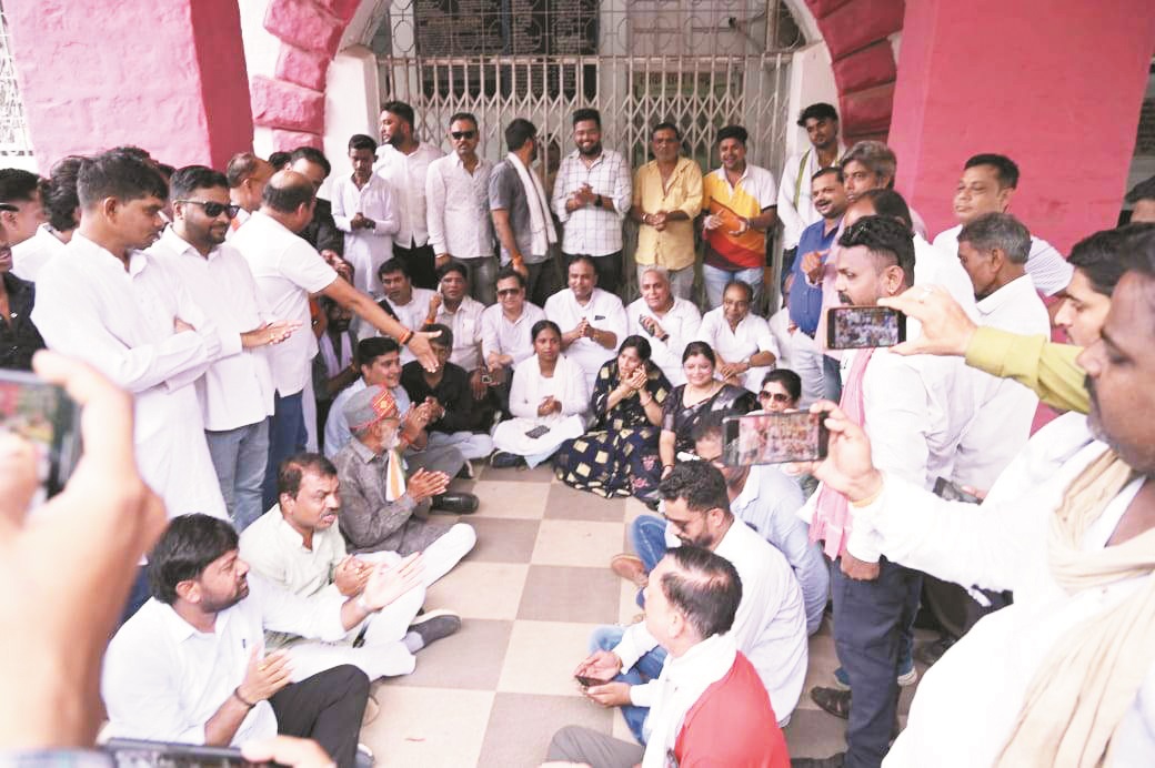 संविधान हत्या दिवस के नाम पर सांस्कृतिक कार्यक्रम, कांग्रेस ने जताई आपत्ति, कलेक्टोरेट घेरा