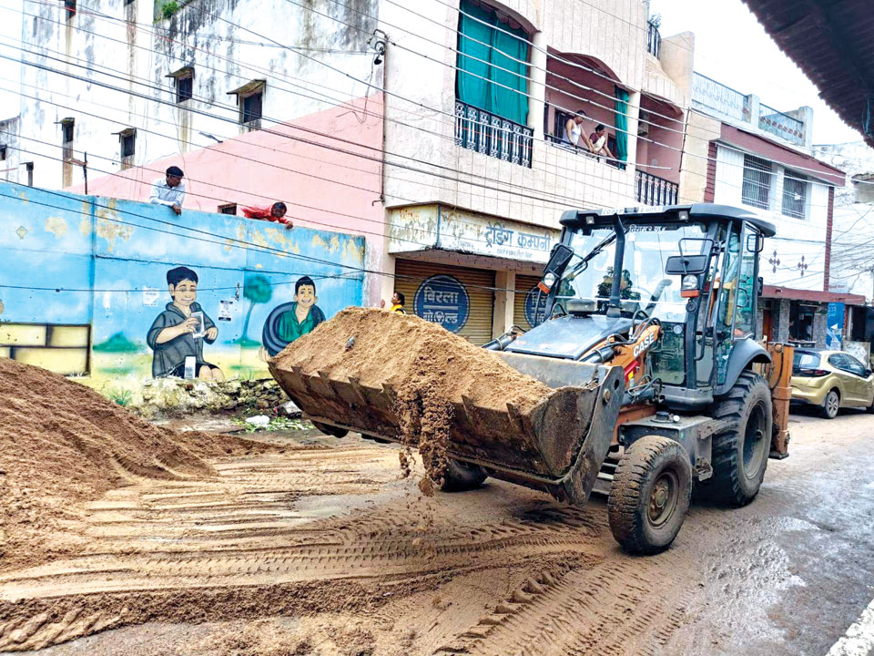 सडक़ पर फैलाई गई रेत जप्त सडक़ पर फैलाई गई रेत जप्त