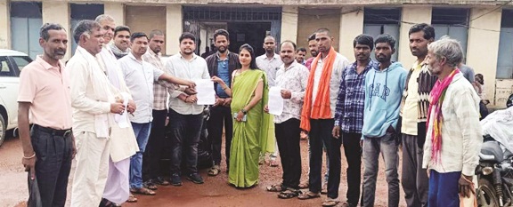 शराब दुकान बंद कराने ग्रामीणों ने सौंपा ज्ञापन शराब दुकान बंद कराने ग्रामीणों ने सौंपा ज्ञापन