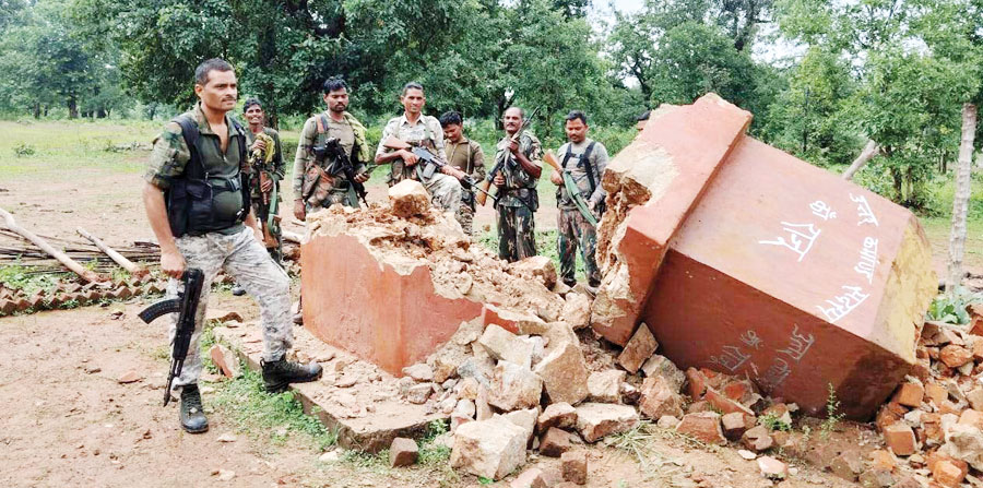  15 फीट का नक्सल स्मारक ध्वस्त