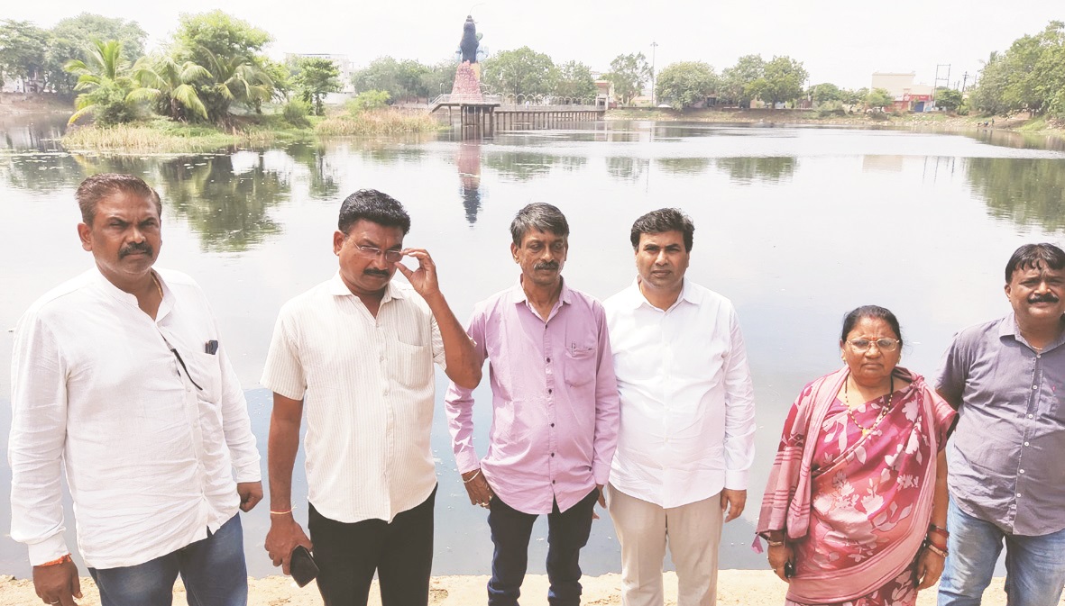 तालाब में मछलियों की मौत, बदबू से परेशान