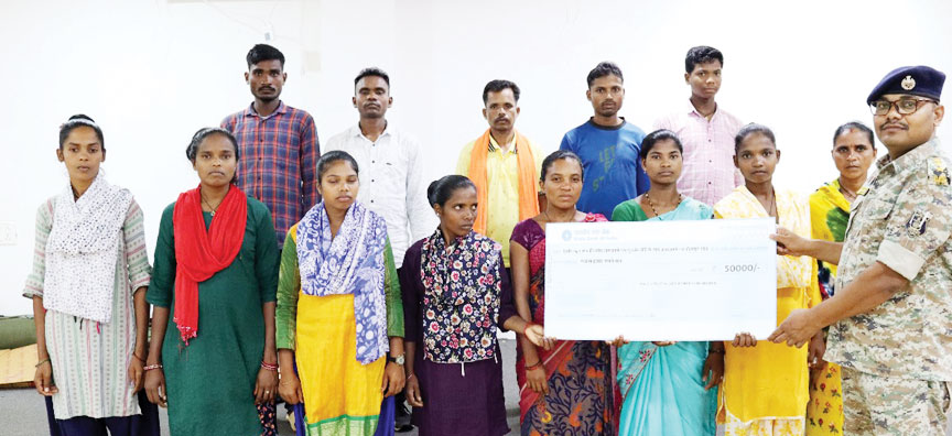  23 लाख के इनामी समेत 13 नक्सलियों का आत्मसमर्पण