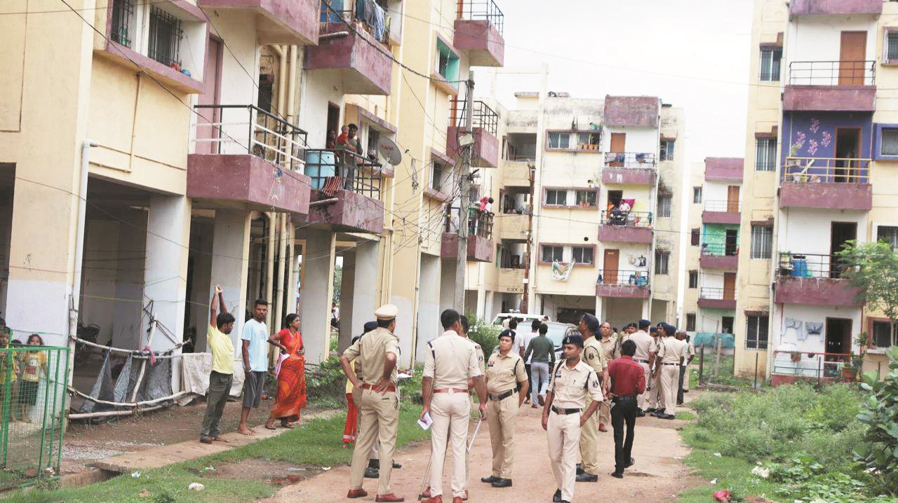 आदतन अपराधियों की धरपकड़ के लिए अटल आवासों में पुलिस का धावा