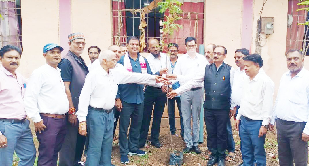 महापौर ने तहसील कार्यालय परिसर में किया पौधरोपण महापौर ने तहसील कार्यालय परिसर में किया पौधरोपण