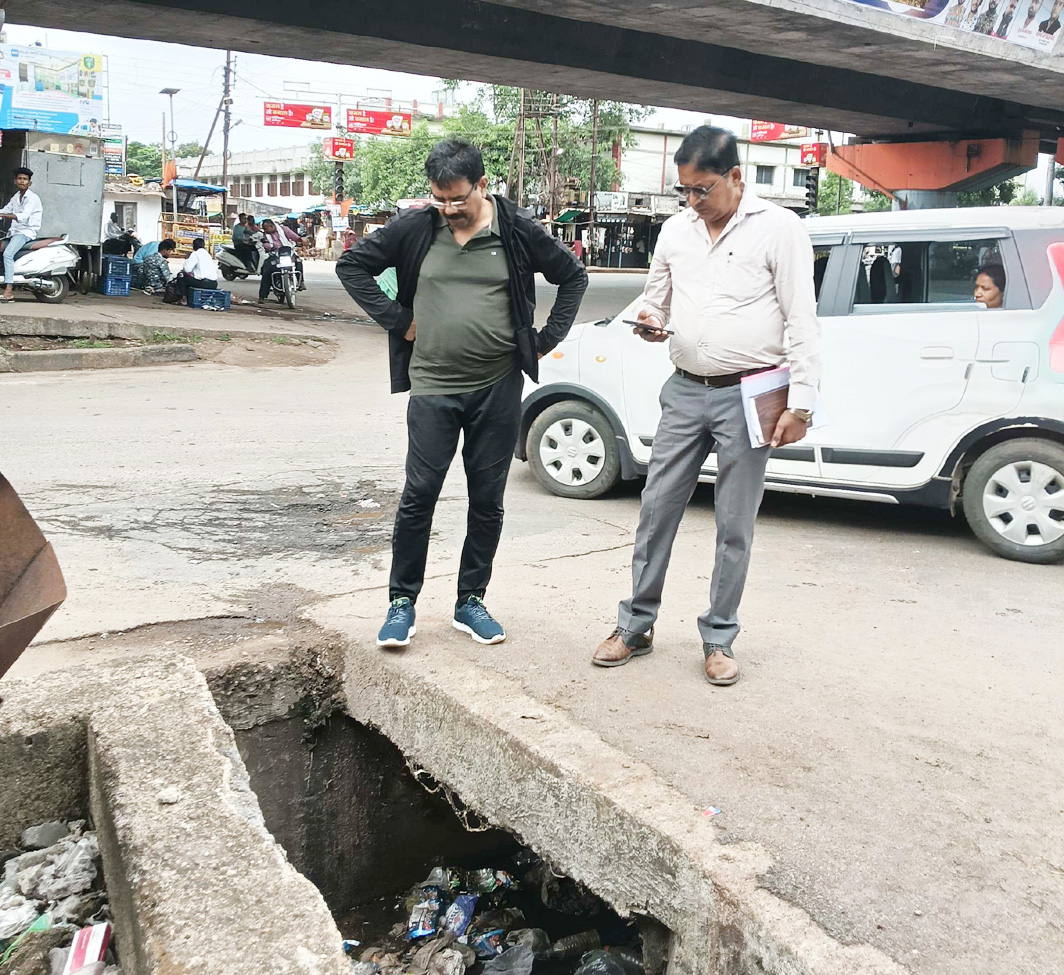 आयुक्त ने लिया सफाई व निर्माण कार्यों का जायजा
