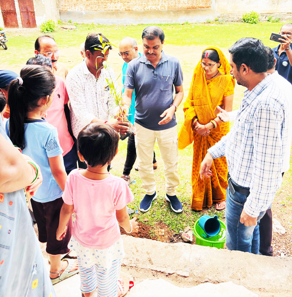 महापौर ने किया सामुदायिक भवन व पुलिया निर्माण का स्थल निरीक्षण