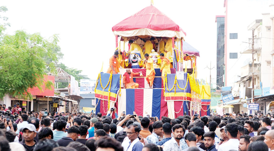 बस्तर गोंचा महापर्व: भाई-बहन संग रथ पर सवार होकर मौसी के घर पहुंचे महाप्रभु जगन्नाथ 