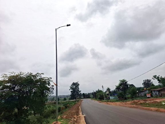 लाखों की लागत से लगे स्ट्रीट लाइट अब शो पीस बन कर रह गए