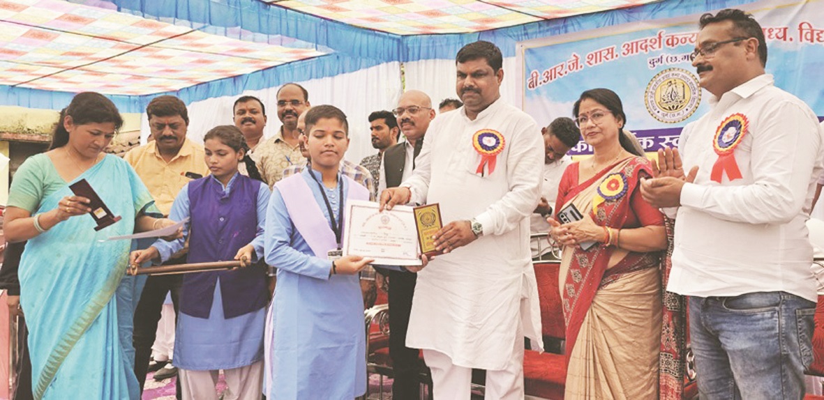 बच्चों को तिलक लगाकर विधायक गजेन्द्र ने कराया स्कूल प्रवेश