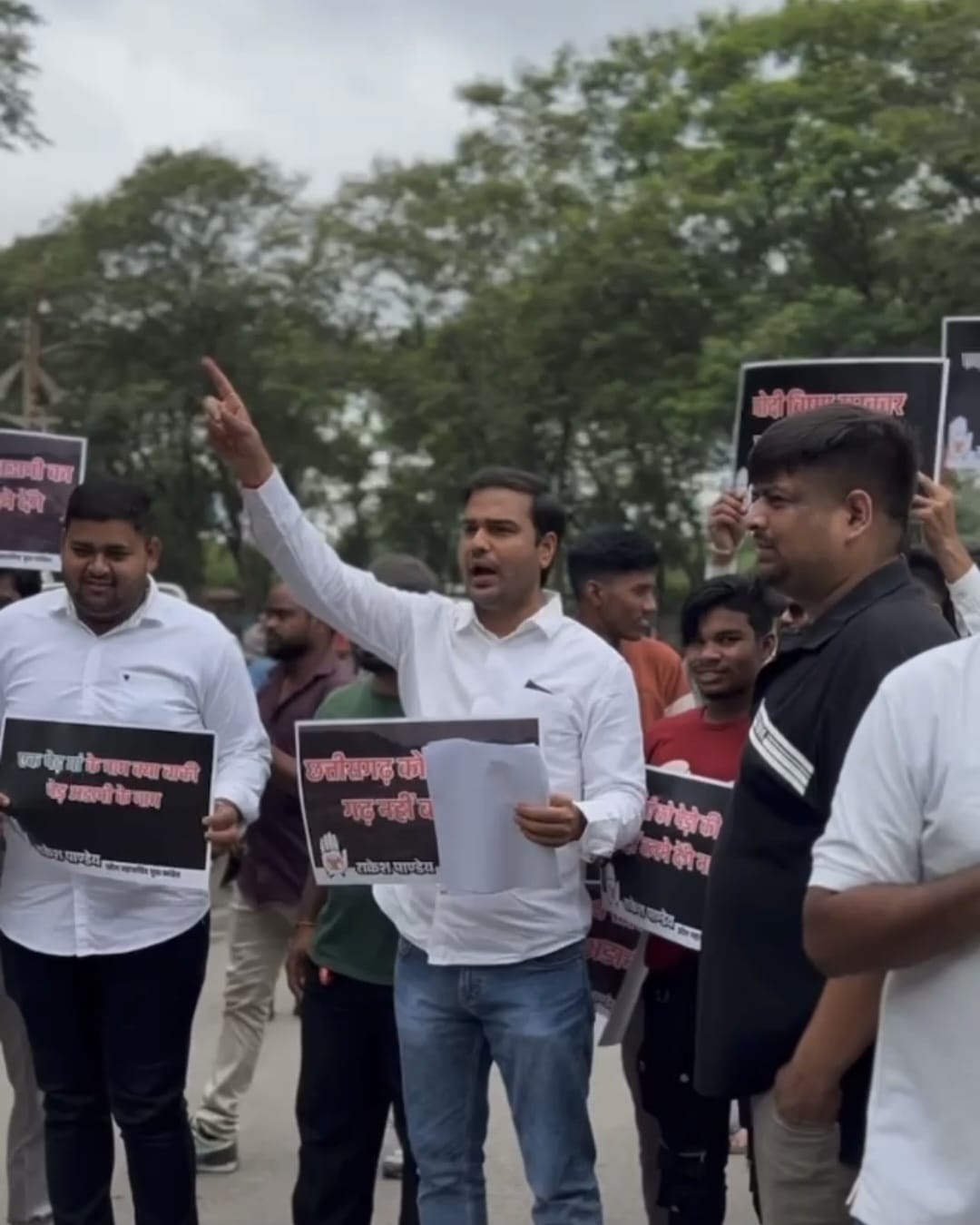 मुड़ागांव पेड कटाई के खिलाफ काली पट्टी लगाकर जताया विरोध