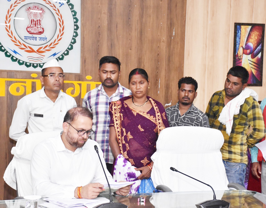 कलेक्टर ने जनसामान्य की  सुनी शिकायत व समस्याएं