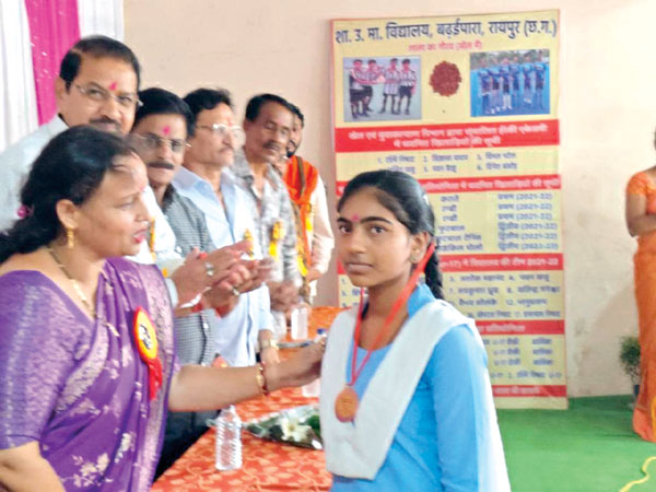 बढ़ई पारा स्कूल में प्रवेश उत्सव मना, मेघावी बच्चों-पालकों का सम्मान बढ़ई पारा स्कूल में प्रवेश उत्सव मना, मेघावी बच्चों-पालकों का सम्मान