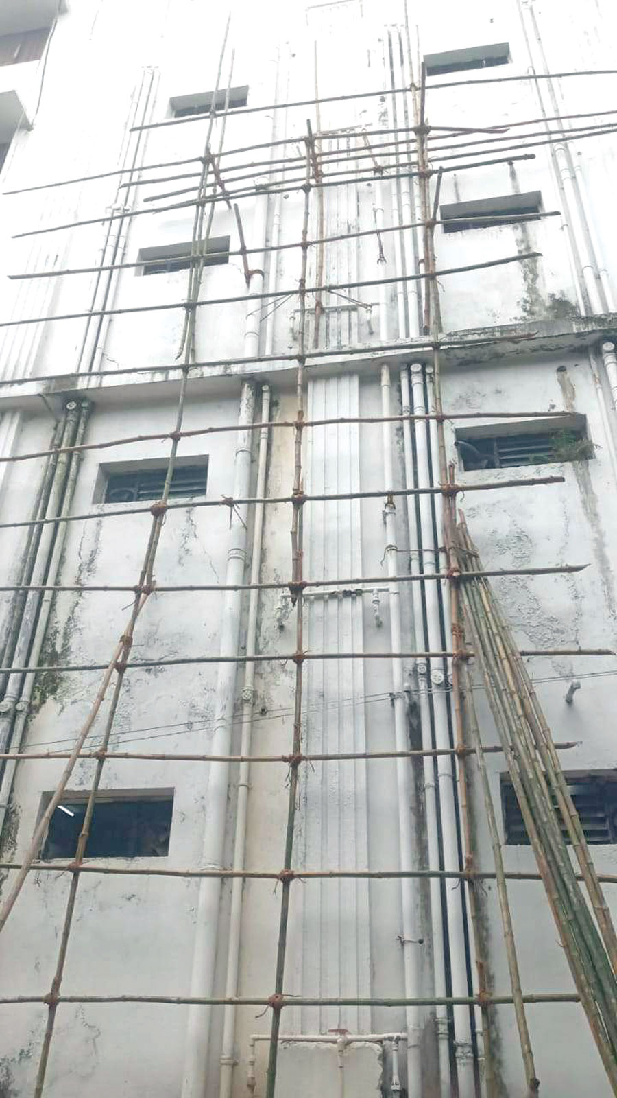 निगम मुख्यालय में लीकेज