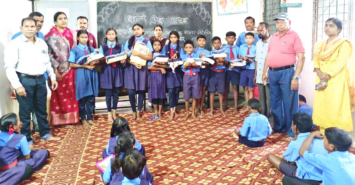 शाला प्रवेश उत्सव पर गणवेश और पुस्तक वितरण