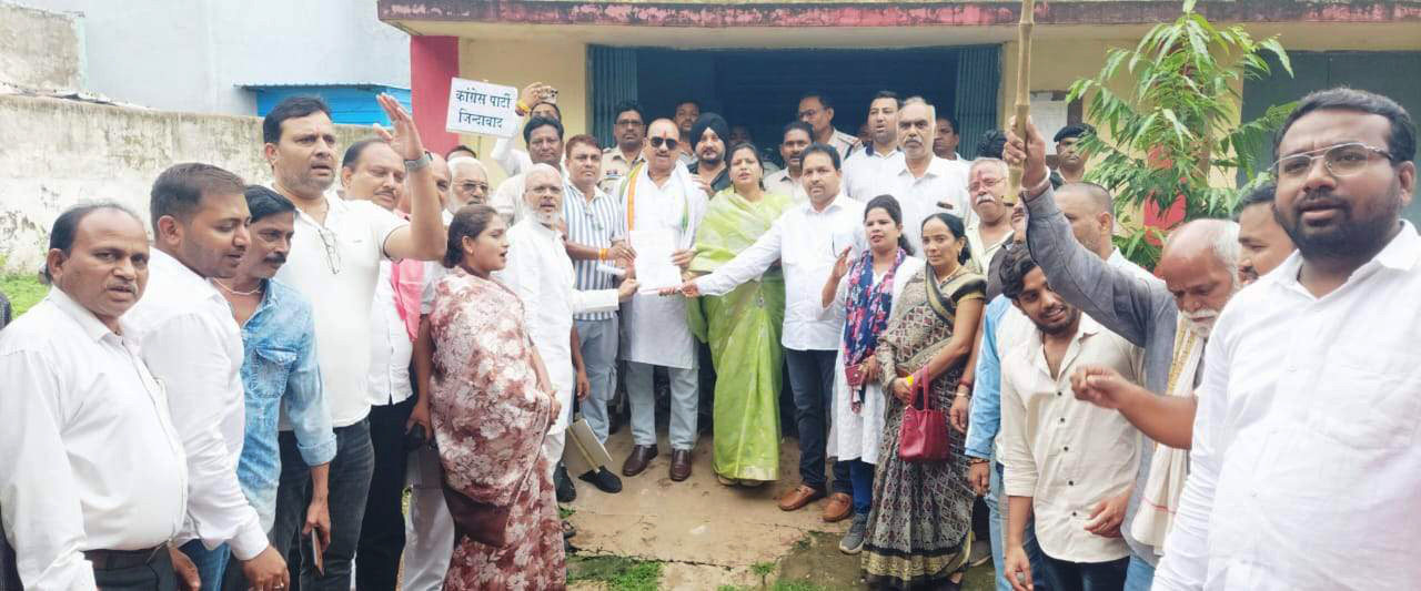 खाद-बीज को लेकर कांग्रेस ने धरना-प्रदर्शन कर सहकारी समिति घेरा