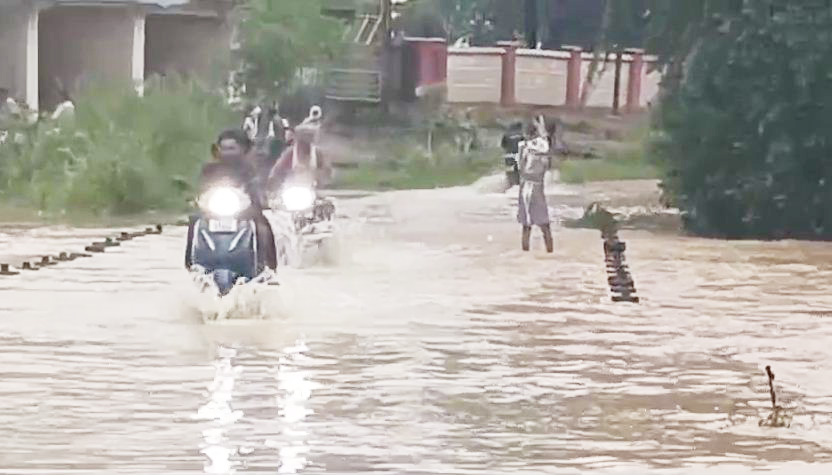लगातार बारिश से पुलिया के ऊपर बह रहा पानी, जान जोखिम में डालकर पार कर रहे ग्रामीण