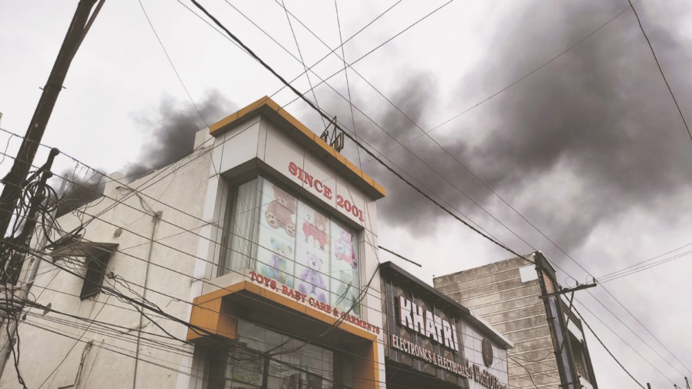 इलेक्ट्रॉनिक शोरूम में लगी आग, लाखों का सामान खाक