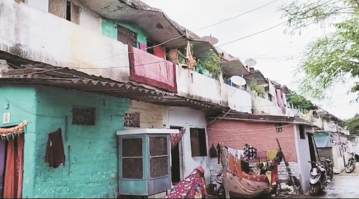 आयुक्त ने जर्जर अटल आवासों का किया निरीक्षण, नए आवास के लिए आवेदन करने निर्देश