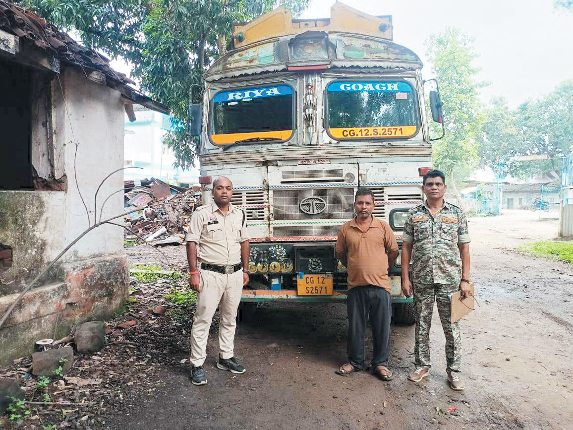 अवैध कबाड़ से भरा ट्रक पकड़ाया, चालक के खिलाफ अपराध दर्ज