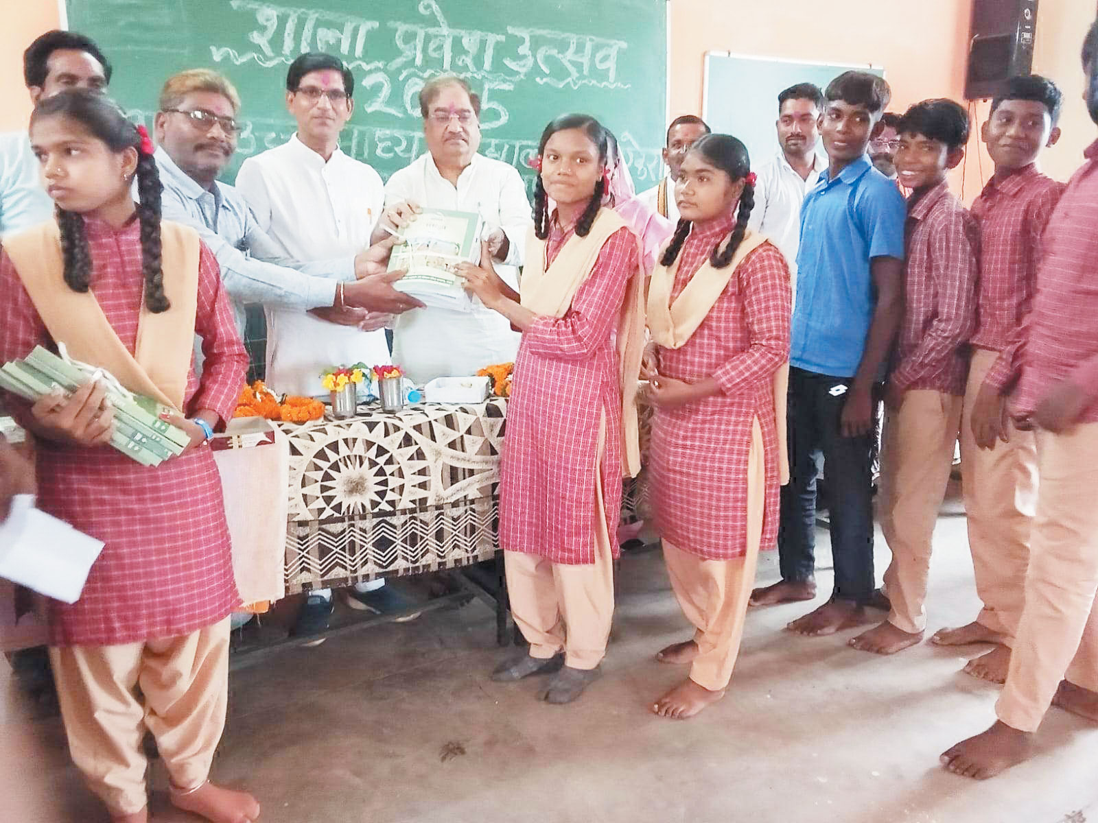 शिक्षा वह प्रकाशपुंज है जिससे सम्पूर्ण समाज आलोकित होता है -अशोक बजाज