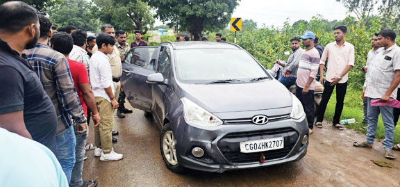 तेज रफ्तार कार ने 2 बाइक को मारी ठोकर तेज रफ्तार कार ने 2 बाइक को मारी ठोकर