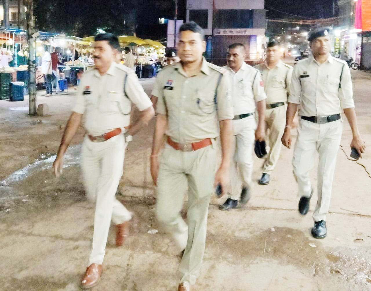 कानून-शांति व्यवस्था बनाए रखने पुलिस का पैदल मार्च कानून-शांति व्यवस्था बनाए रखने पुलिस का पैदल मार्च