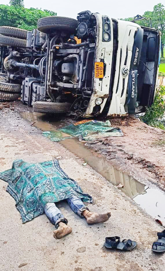 लमडांड घाटी में कोयला लदा ट्रेलर पलटा, चालक की मौत लमडांड घाटी में कोयला लदा ट्रेलर पलटा, चालक की मौत