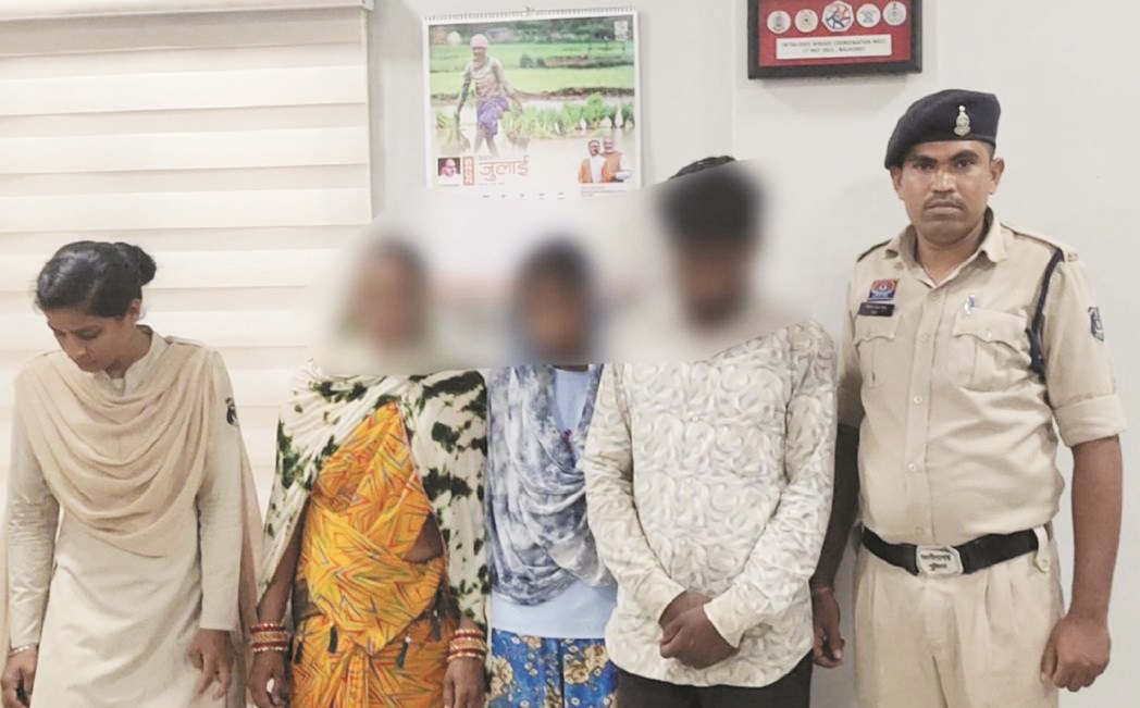 मां को टोनही का ताना देने पर बेटी ने चचेरे भाई संग पड़ोसन की कर दी हत्या मां को टोनही का ताना देने पर बेटी ने चचेरे भाई संग पड़ोसन की कर दी हत्या