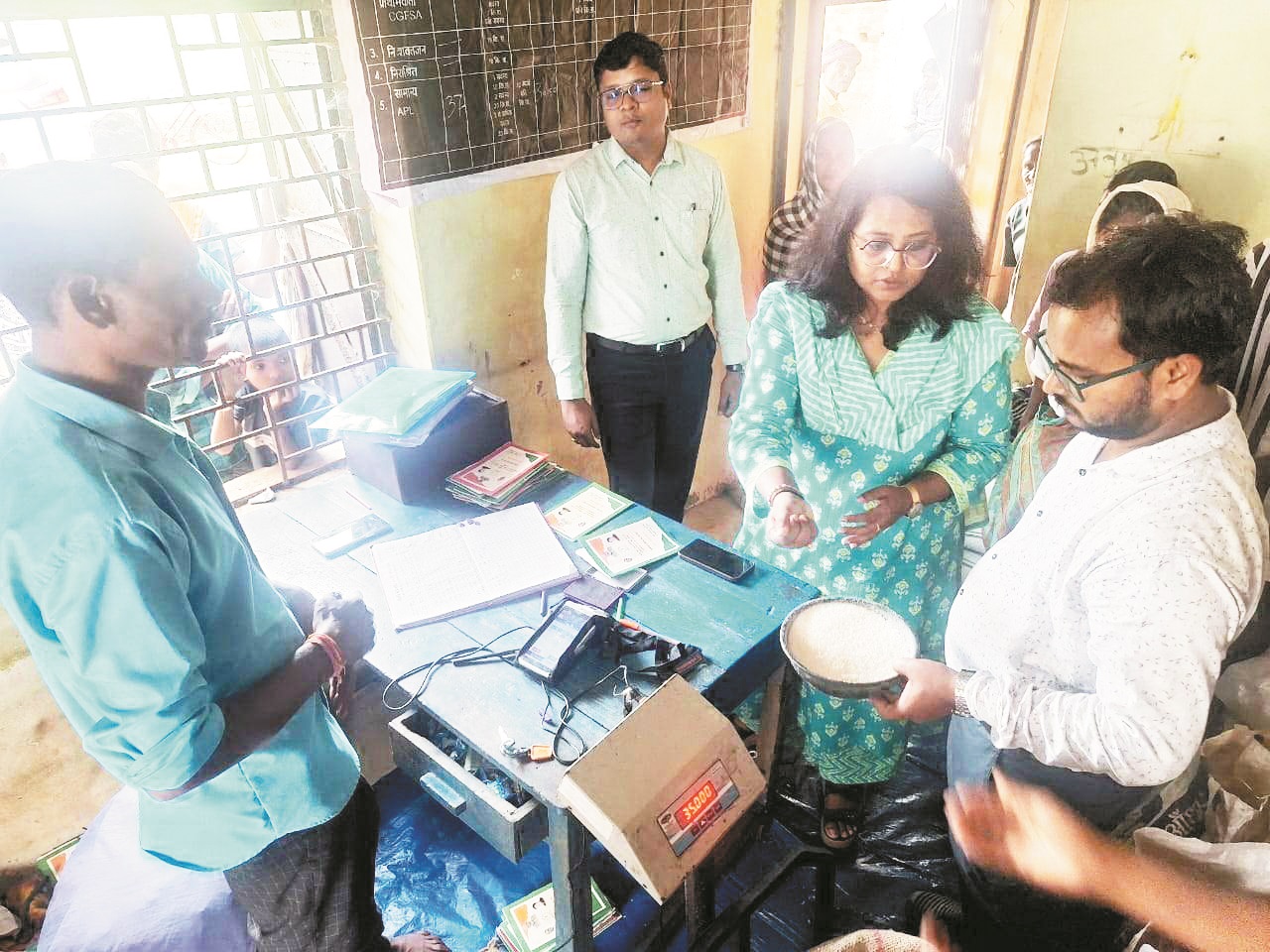 कलेक्टर ने किया राशन दुकान व सहकारी समिति का निरीक्षण कलेक्टर ने किया राशन दुकान व सहकारी समिति का निरीक्षण
