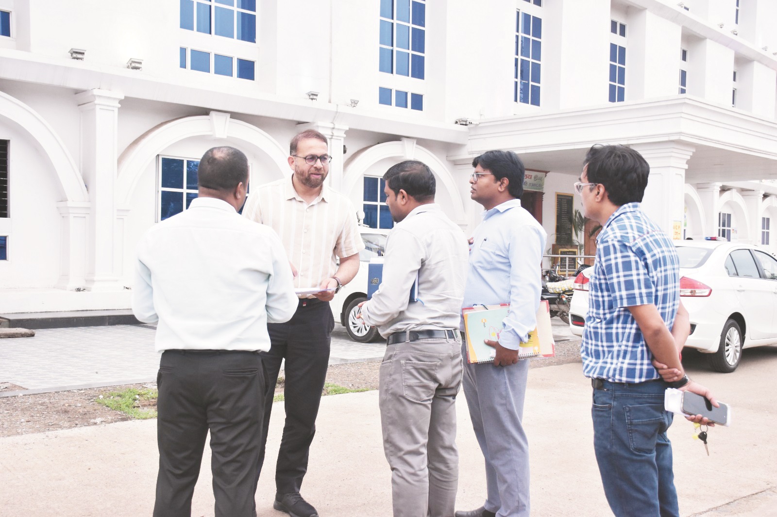 दिग्विजय स्टेडियम में 6 करोड़ की लागत से होगा मरम्मत व निर्माण कार्य दिग्विजय स्टेडियम में 6 करोड़ की लागत से होगा मरम्मत व निर्माण कार्य