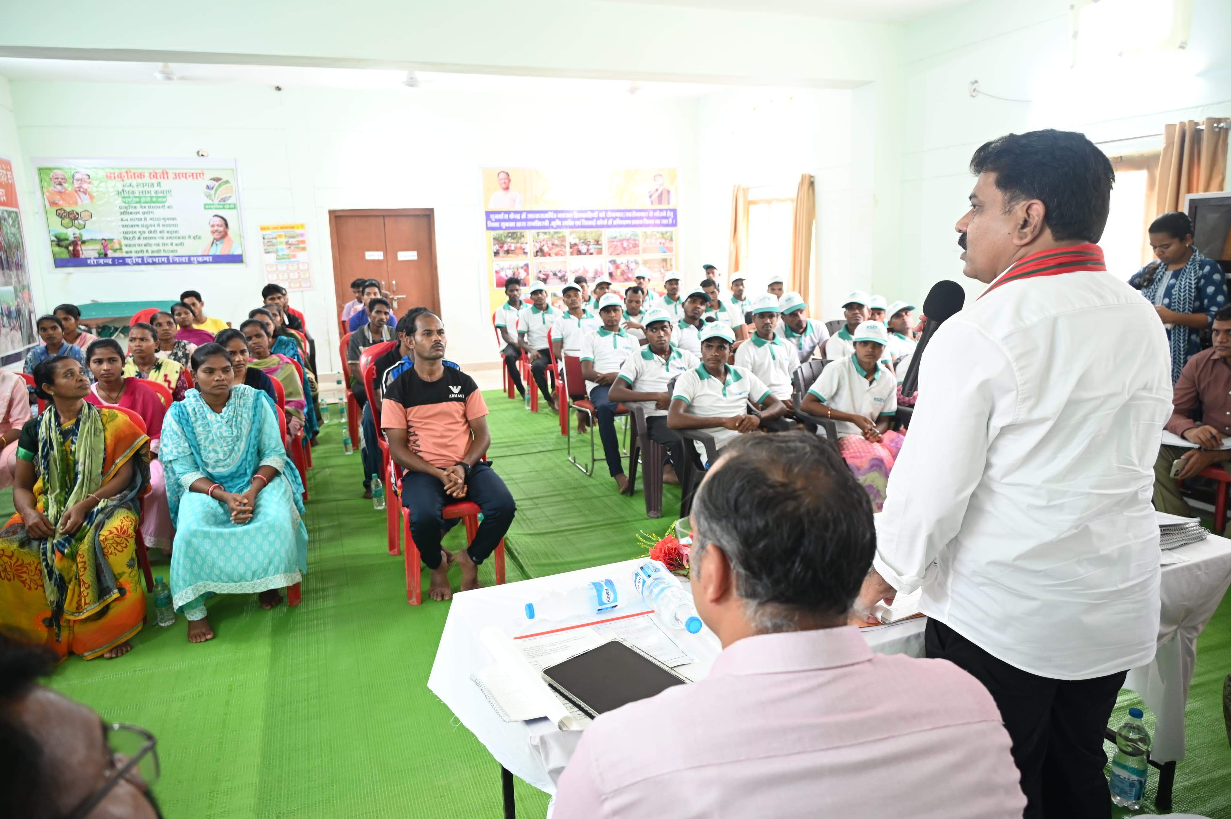 आत्मसमर्पित नक्सलियों को शासन की समस्त योजनाओं का मिले समुचित लाभ - विजय शर्मा आत्मसमर्पित नक्सलियों को शासन की समस्त योजनाओं का मिले समुचित लाभ - विजय शर्मा