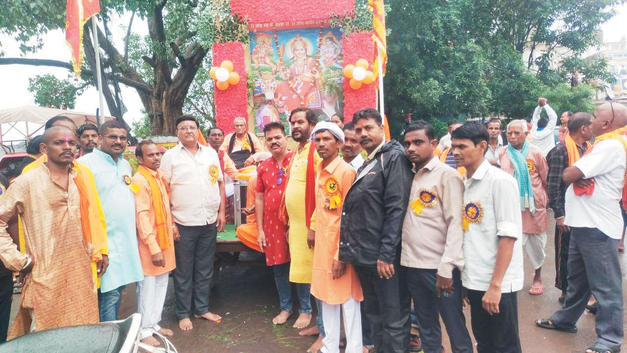 जुड़वास पर निकाली शोभायात्रा, दुकालू यादव ने दी शानदार प्रस्तुति जुड़वास पर निकाली शोभायात्रा, दुकालू यादव ने दी शानदार प्रस्तुति