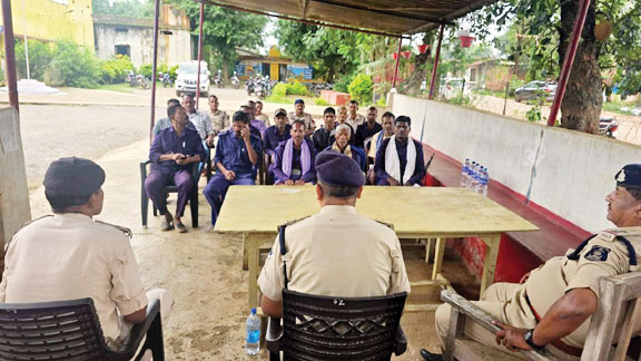 बाहरी व्यक्तियों पर रहेेगी पैनी नजर थाना बतौली में कोटवार सम्मेलन बाहरी व्यक्तियों पर रहेेगी पैनी नजर थाना बतौली में कोटवार सम्मेलन