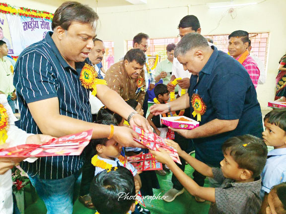 अंबिकापुर विधायक ने नवप्रवेशी बच्चों को तिलक लगा, पुस्तक वितरण और मिठाई खिला कराया शाला प्रवेशोत्सव अंबिकापुर विधायक ने नवप्रवेशी बच्चों को तिलक लगा, पुस्तक वितरण और मिठाई खिला कराया शाला प्रवेशोत्सव