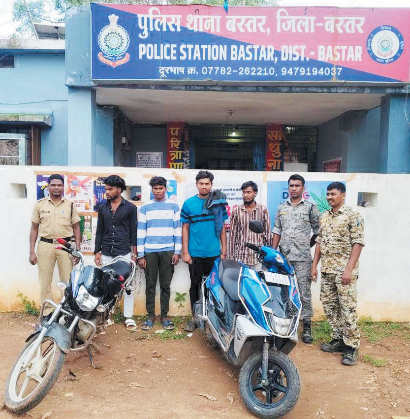 सडक़ पर मिले मोबाइल से धोखाधड़ी कर निकाले एक लाख , 4 गिरफ्तार सडक़ पर मिले मोबाइल से धोखाधड़ी कर निकाले एक लाख , 4 गिरफ्तार