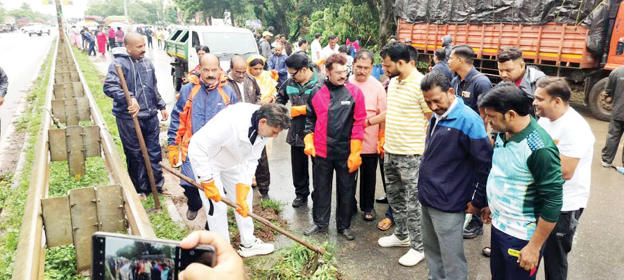 चलाया स्वच्छता अभियान, उठाया झाड़ू चलाया स्वच्छता अभियान, उठाया झाड़ू
