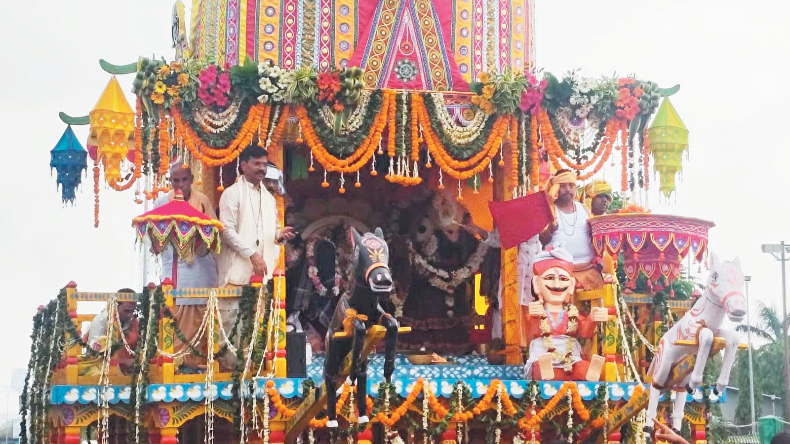 एनटीपीसी लारा में बाहुड़ा यात्रा निकाली एनटीपीसी लारा में बाहुड़ा यात्रा निकाली