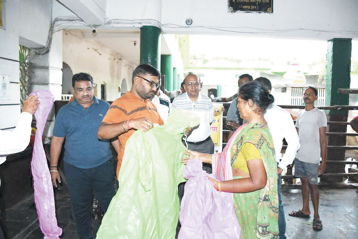 आशा देखभाल गृह में लायंस क्लब मिड टाउन ने बांटे छाते और रेनकोट आशा देखभाल गृह में लायंस क्लब मिड टाउन ने बांटे छाते और रेनकोट