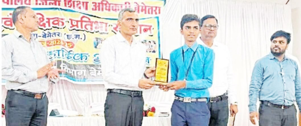 विद्यार्थी लक्ष्य निर्धारित कर उसे प्राप्त करने पूर्ण क्षमता और ईमानदारी से परिश्रम करें - कलेक्टर विद्यार्थी लक्ष्य निर्धारित कर उसे प्राप्त करने पूर्ण क्षमता और ईमानदारी से परिश्रम करें - कलेक्टर