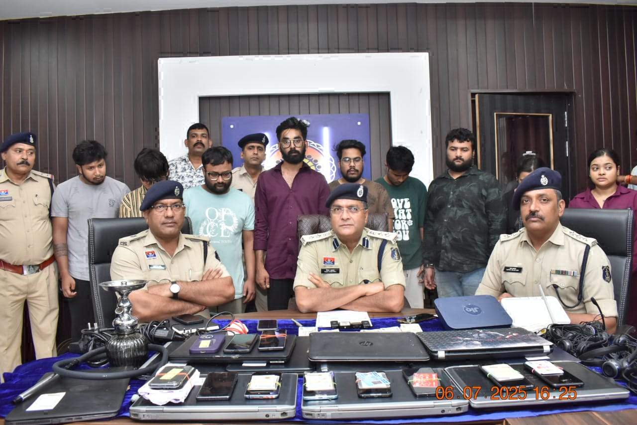अंतरराष्ट्रीय सायबर ठग गिरोह का खुलासा, 2 महिलाओं सहित 9 आरोपी बंदी अंतरराष्ट्रीय सायबर ठग गिरोह का खुलासा, 2 महिलाओं सहित 9 आरोपी बंदी