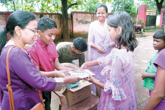 बच्चों के लिए न्योता भोजन के साथ खेल सामग्री, कापी, पेन, और उपहार सामग्री भेंट बच्चों के लिए न्योता भोजन के साथ खेल सामग्री, कापी, पेन, और उपहार सामग्री भेंट