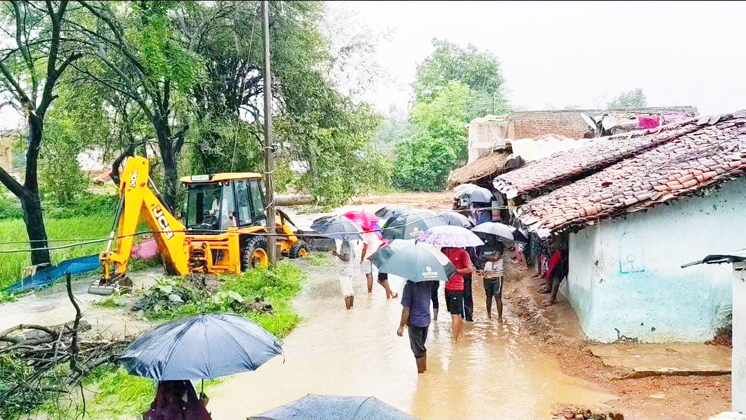 मूसलाधार बारिश से घरों में घुसा पानी, रात जागने ग्रामीण मजबूर