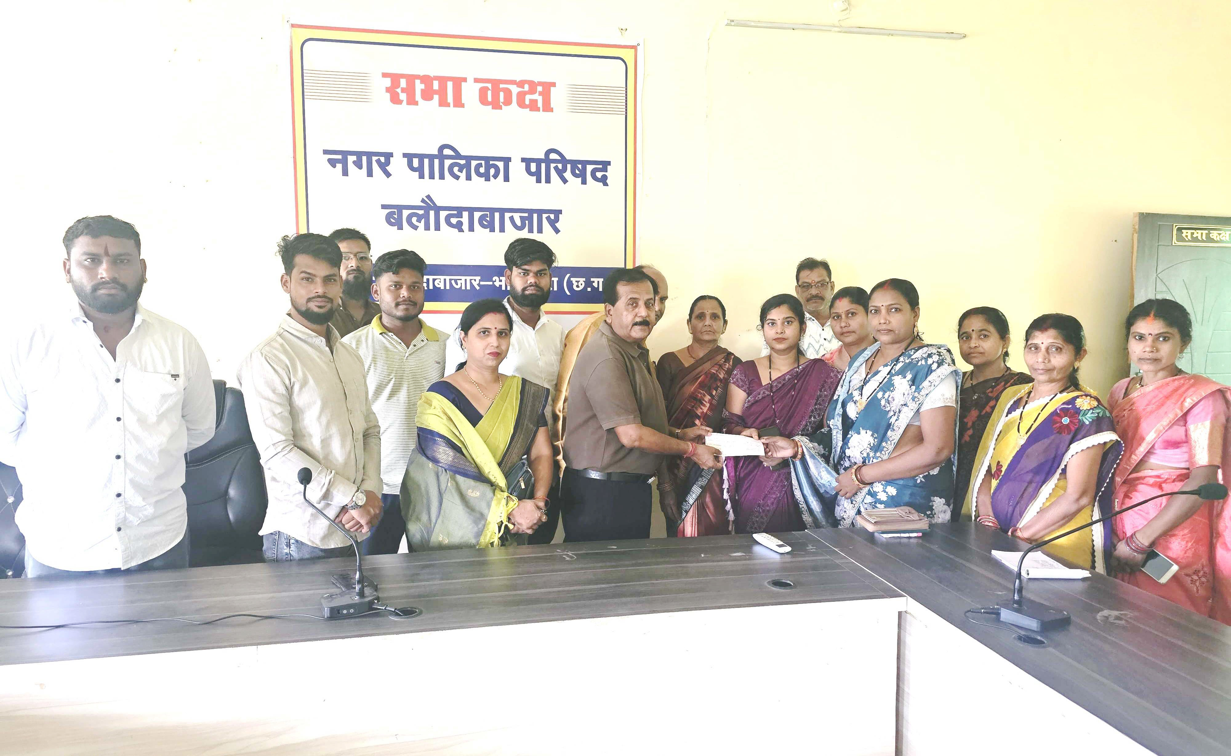 पालिका अध्यक्ष ने किया महिला समूह को चेक वितरित