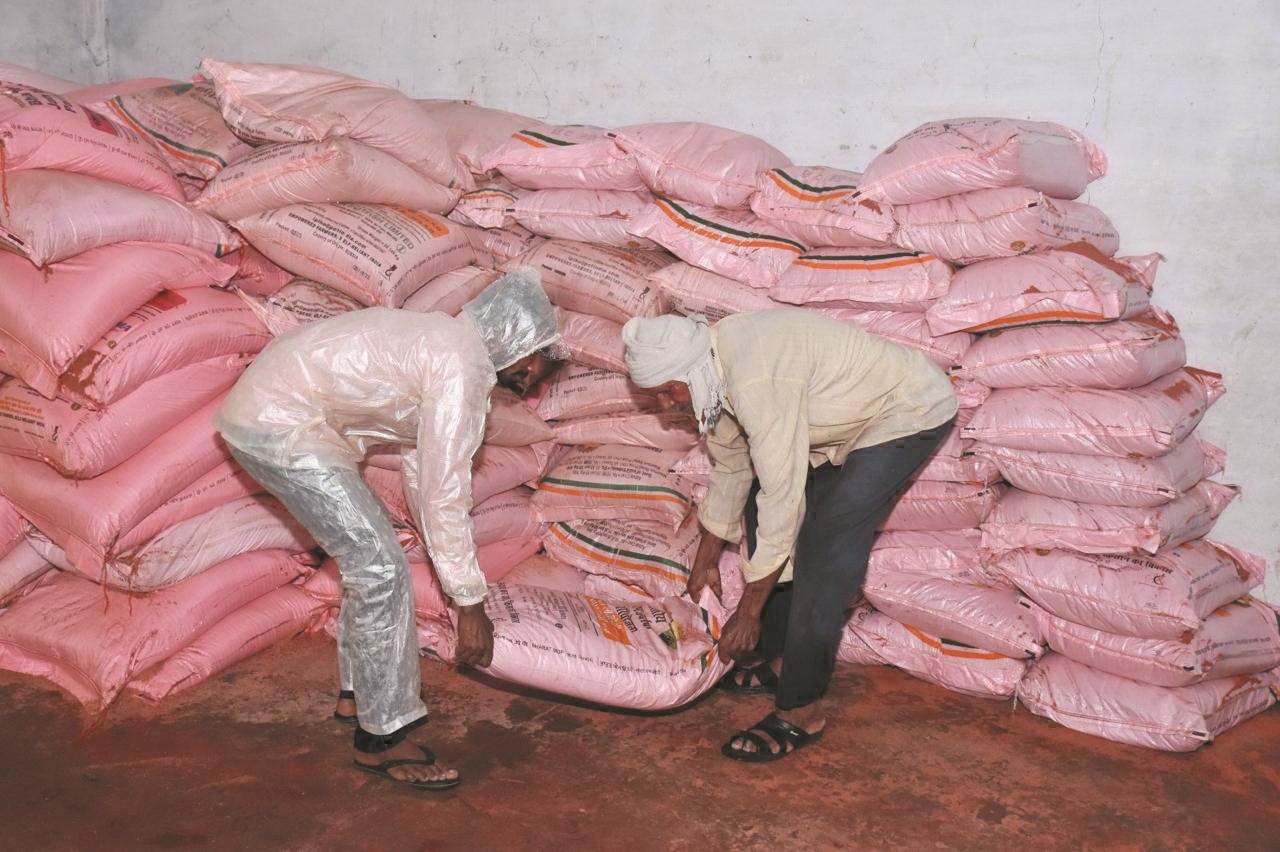 किसानों को 2686.9 मीट्रिक टन रासायनिक खाद का वितरण